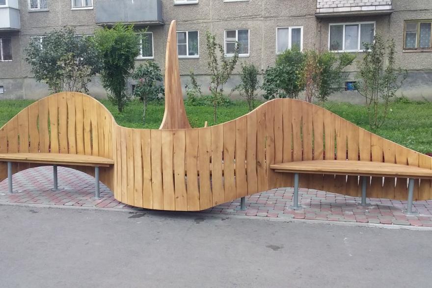 В Кургане появилась скамейка необычной формы