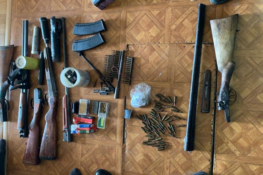 Житель Зауралья хранил оружие и боеприпасы у себя дома
