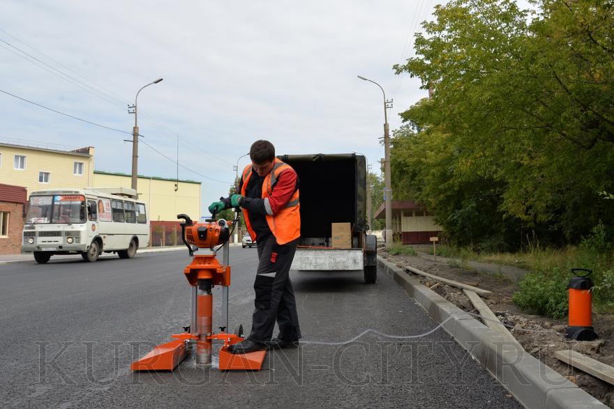 В Кургане купили дорожное оборудование за 400 тысяч рублей для проверки качества асфальта 