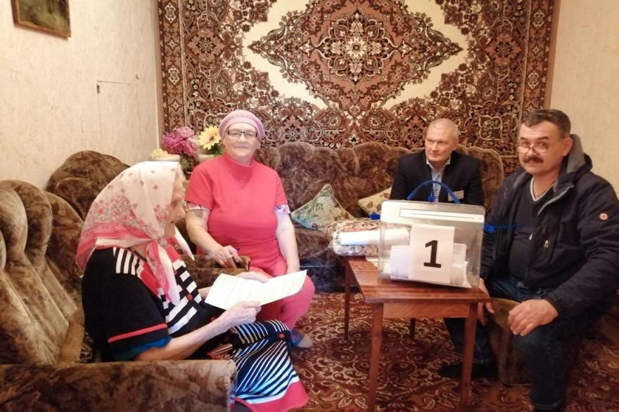 В Курганской области на губернаторских выборах проголосовала 105-летняя женщина