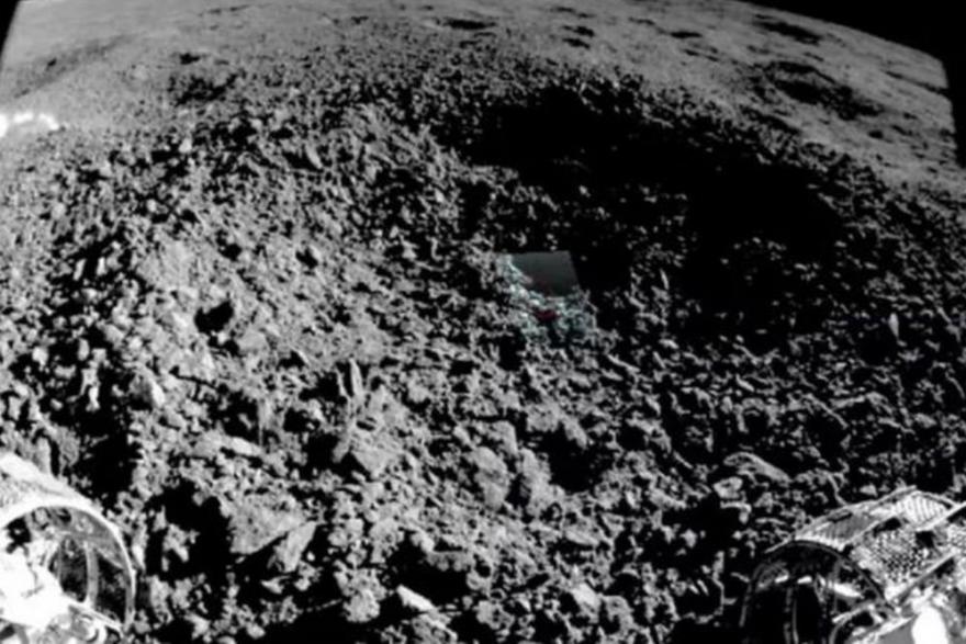 На обратной стороне Луны обнаружено неизвестное вещество