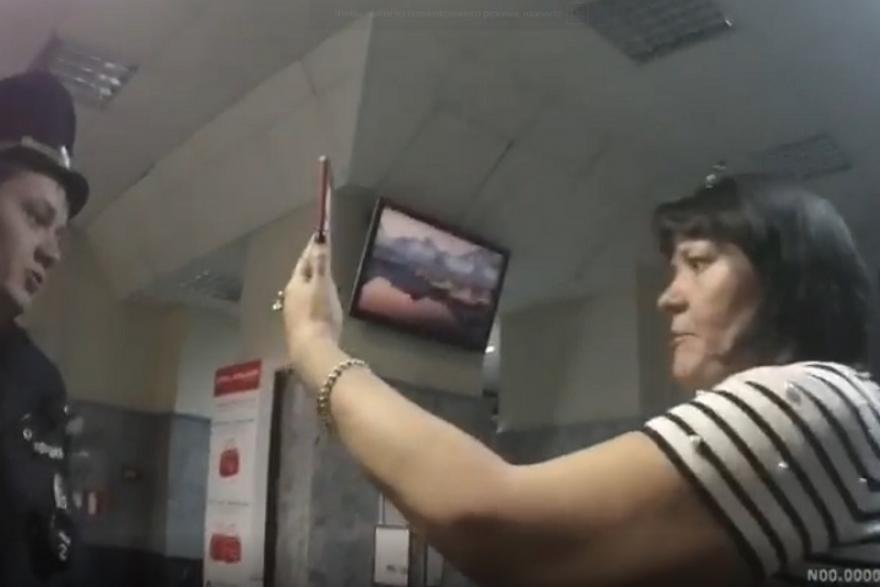 Курганские дебоширы попали на видео в челябинском аэропорту