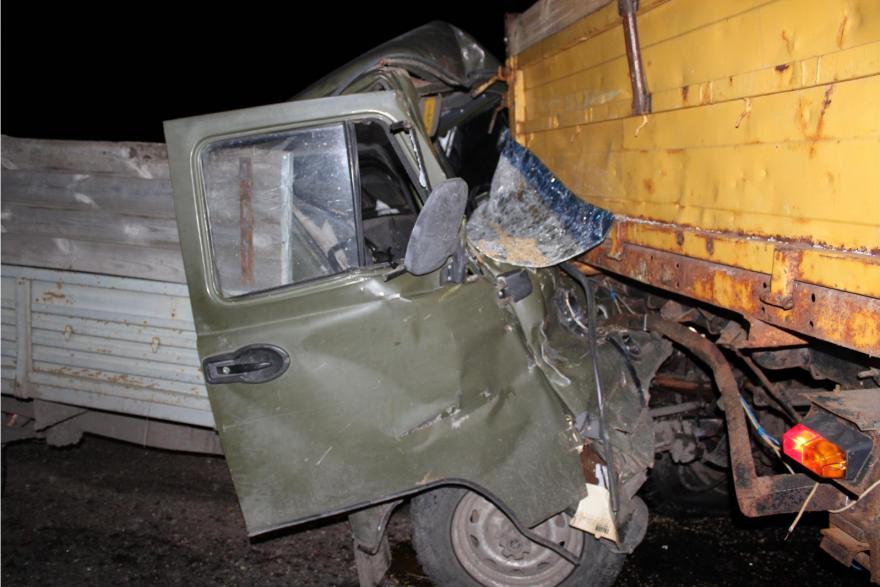 В Курганской области «УАЗик» врезался в трактор. Есть погибший