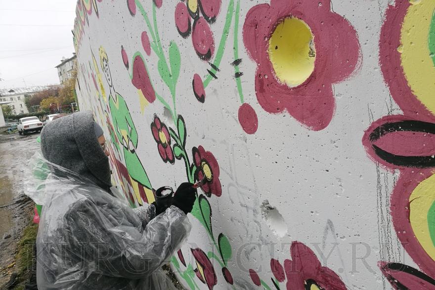 В Кургане юные художники превратили серый забор в картинную галерею