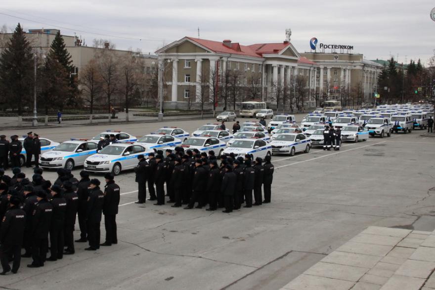 Зауральские полицейские накануне профессионального праздника получили новые машины