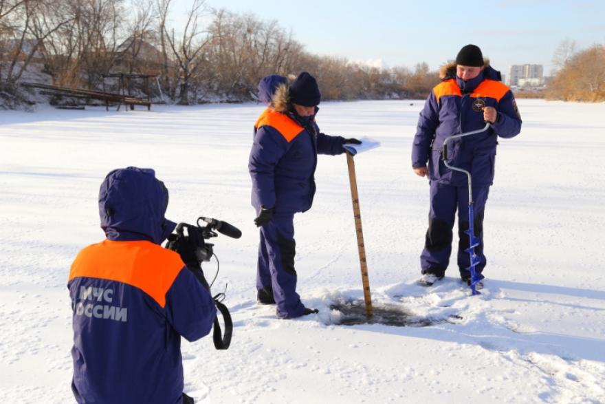 Спасатели Кургана вышли на лёд, чтобы поговорить с рыбаками 