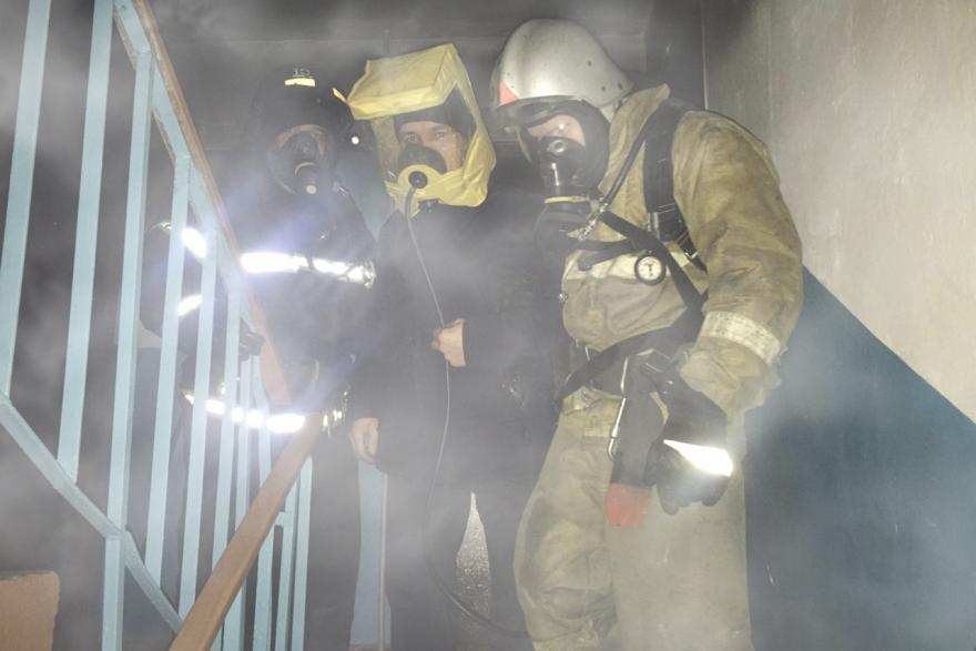 В Курганской области из горящего дома пожарные спасли пять человек