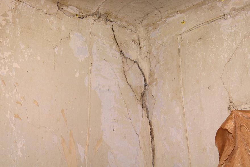 «Хочется нормальных условий»: курганцы несколько лет живут с трещинами на стенах и дырявой крышей