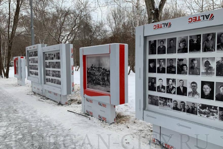 В курганском парке установили стенды с портретами ветеранов