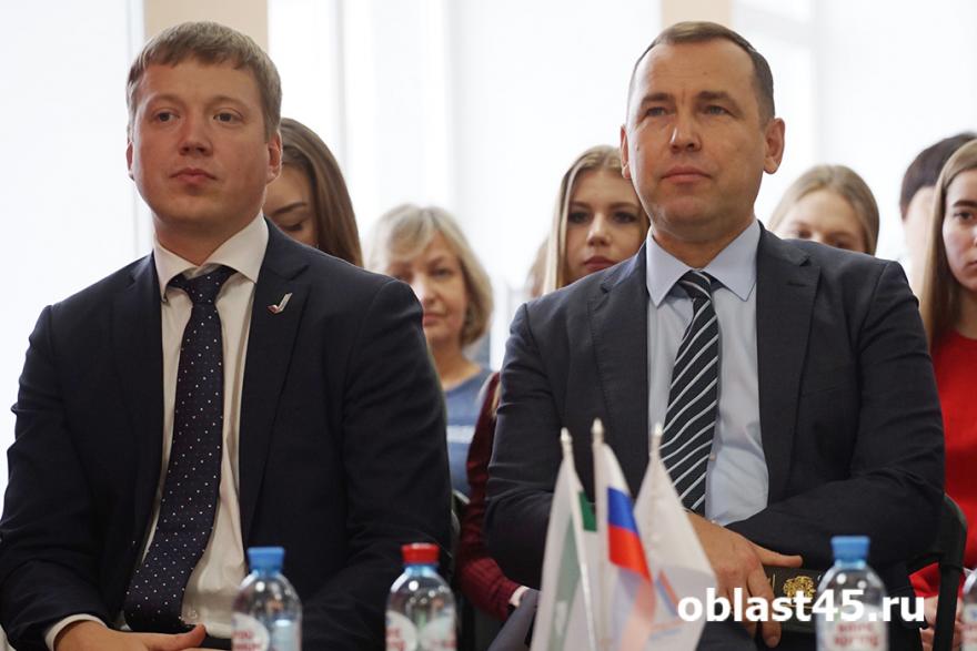 Губернатор Шумков посмотрел пресс-конференцию Путина в библиотеке