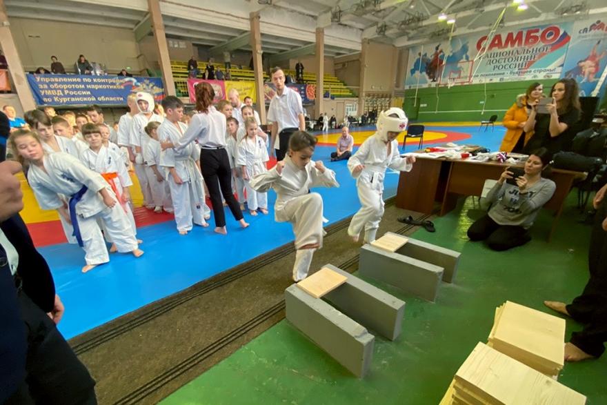 Курганские спортсмены крушили доски на турнире по каратэ 