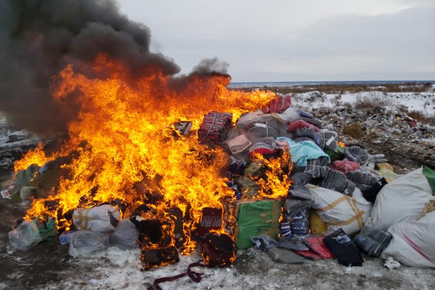Таможенники сожгли 7,5 тысяч единиц контрафактной одежды 