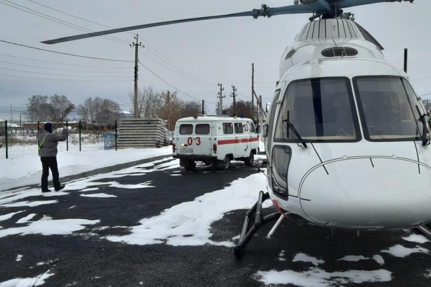 Из поселка Мишкино в Курган на вертолете доставили подростка в коме