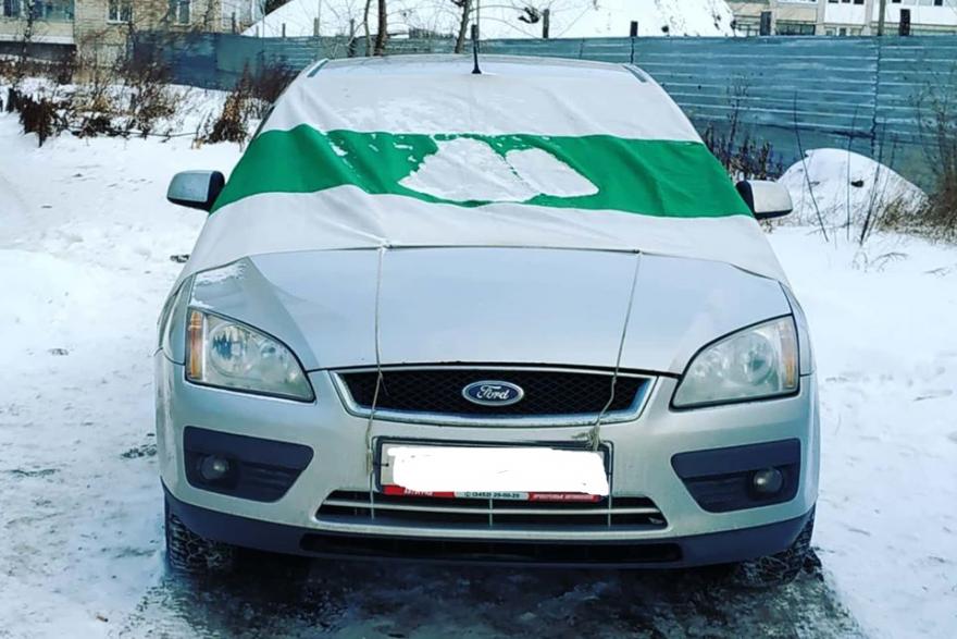 В Кургане автомобиль накрыли флагом Зауралья 