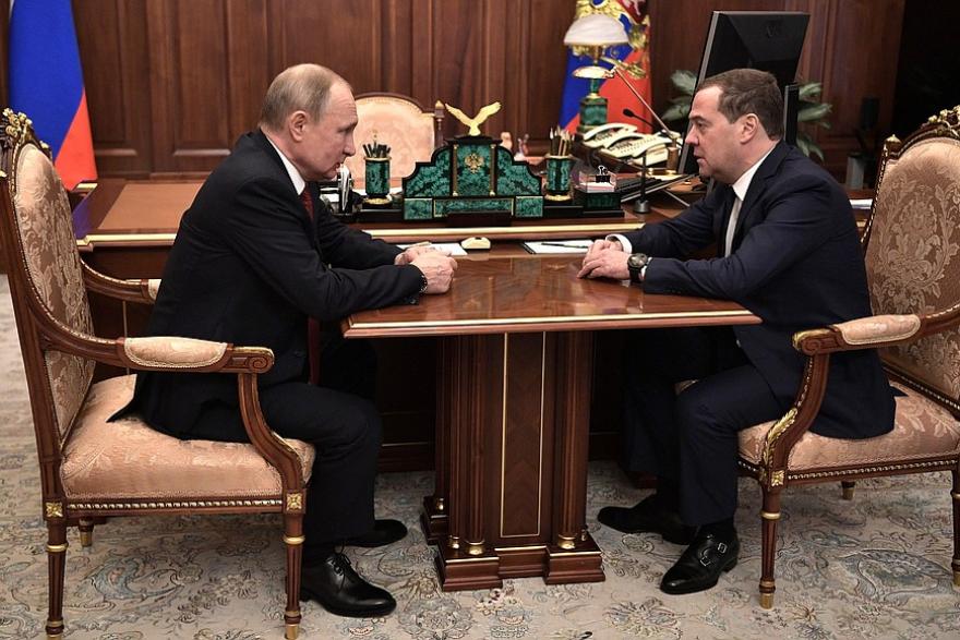 После послания Путина премьер Медведев и члены правительства РФ в полном составе ушли в отставку 