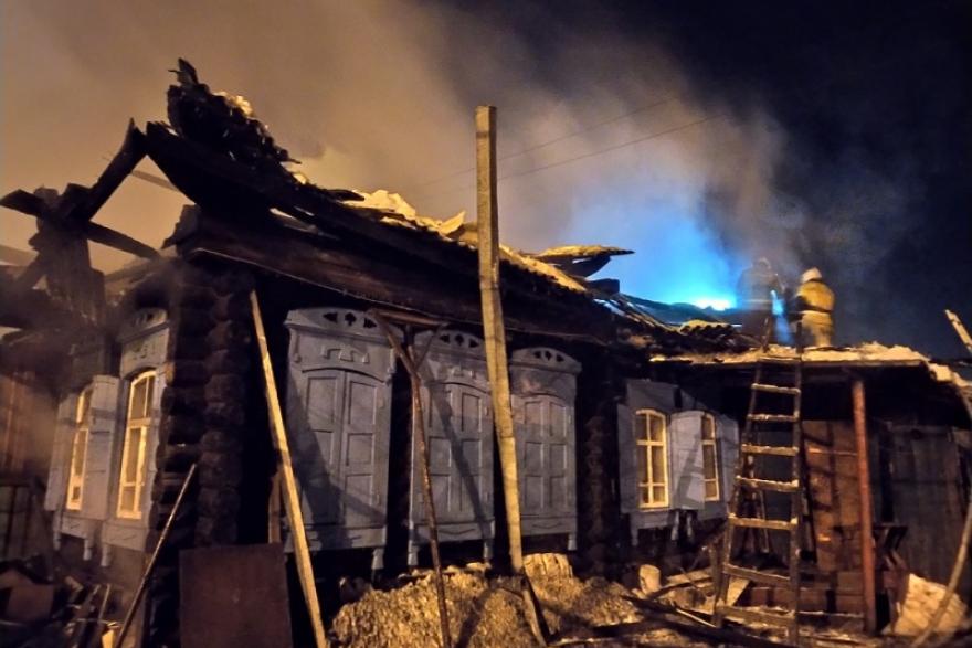 В Кургане горел деревянный дом. Погибли два человека 