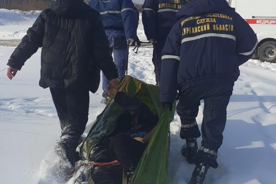 Курганские спасатели доставили из леса тяжелобольного мужчину 