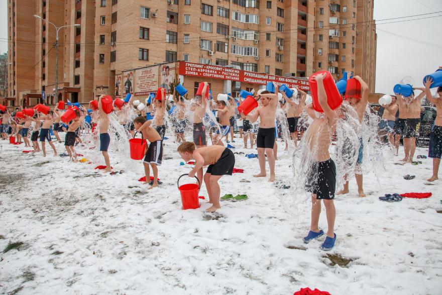 За родину и здоровье! Внуки промышленника Сергея Муратова облились ледяной водой
