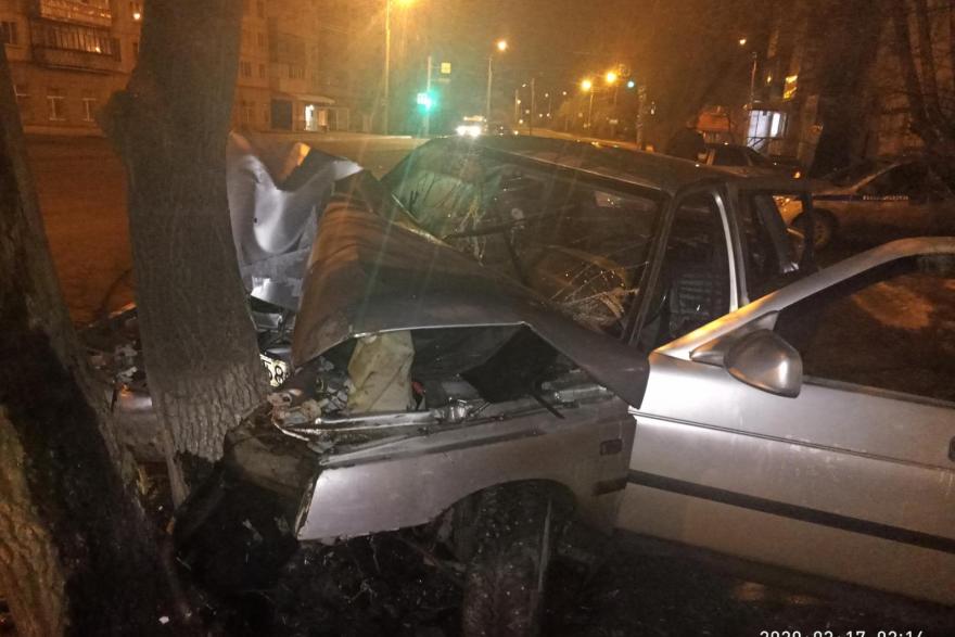 В Кургане ночью водитель ВАЗ врезался в дерево