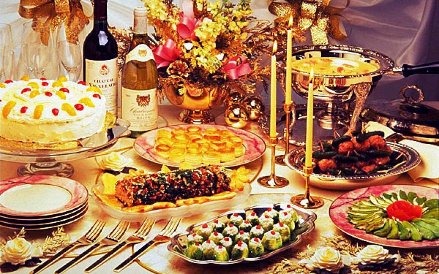 Салат «Оливье», икра и водка повысят ценник новогоднего застолья россиян