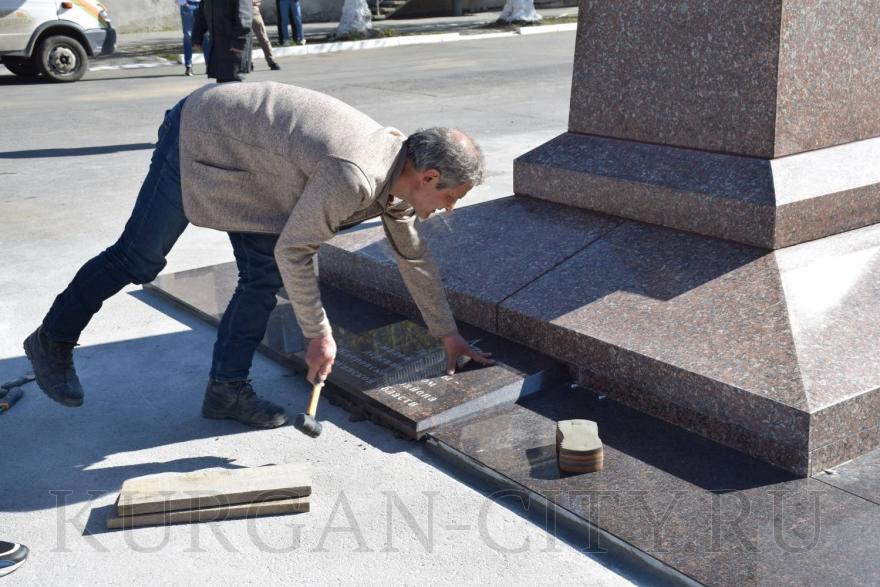 В Кургане заложили капсулу с землёй у монумента солдату Максиму Захарову 