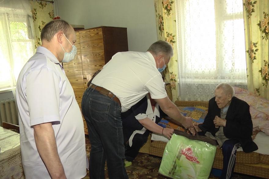 Курганские депутаты пришли в гости к ветерану с подарками 