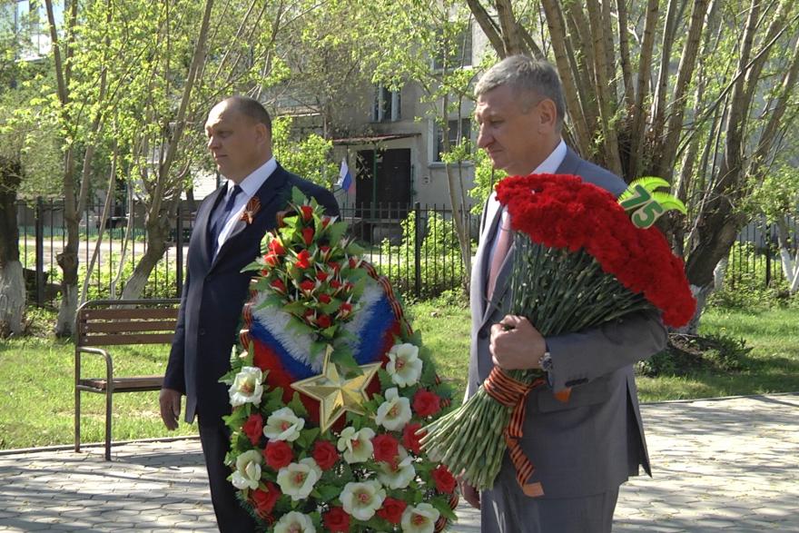 Сергей Муратов возложил 75 гвоздик к памятнику воинам в Половинском районе