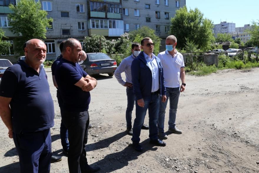 Губернатор Шумков проверил, как в Кургане ремонтируют дворы и дороги