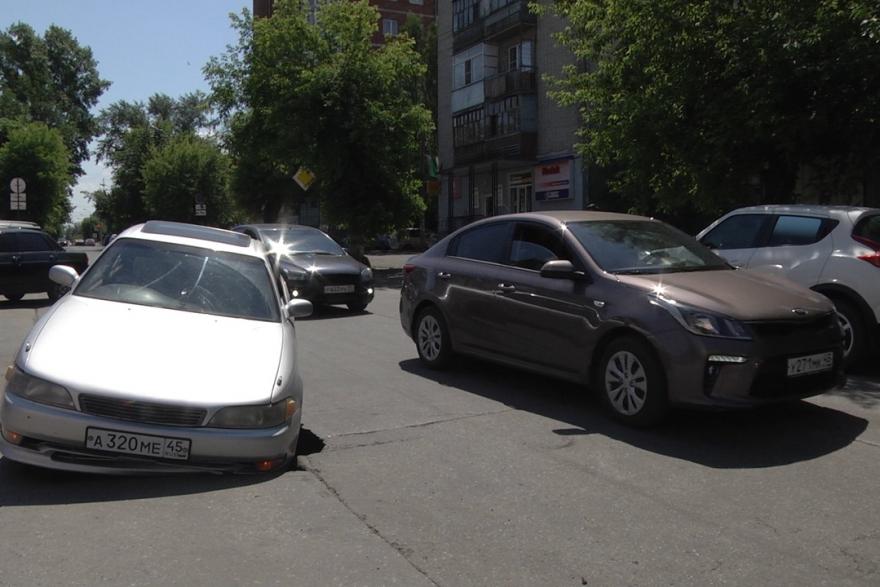 На улице Кирова автомобиль провалился в яму
