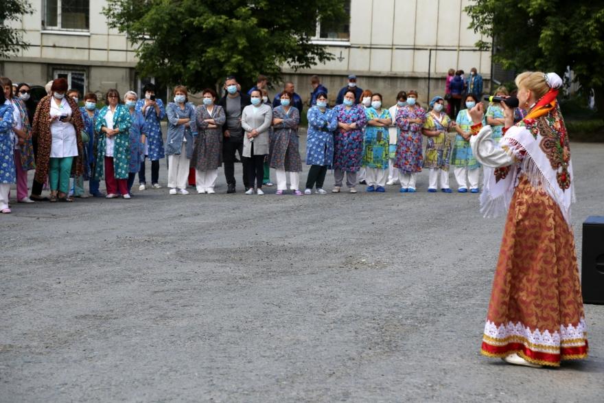 Курганские артисты приехали с концертом в инфекционный госпиталь