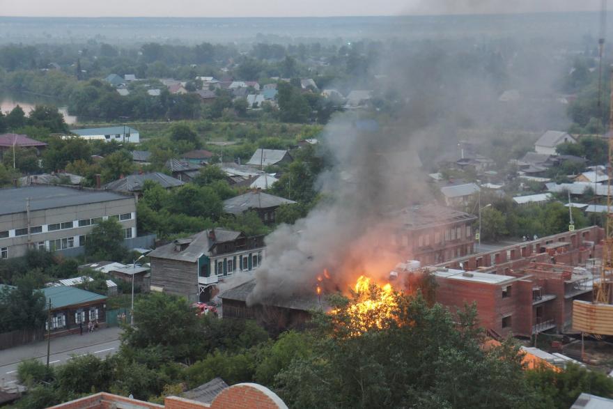 В Кургане в третий раз за месяц загорелся заброшенный дом