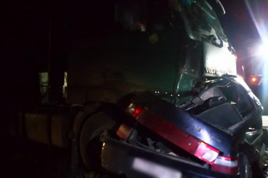 В Курганской области ночью фура расплющила легковой автомобиль
