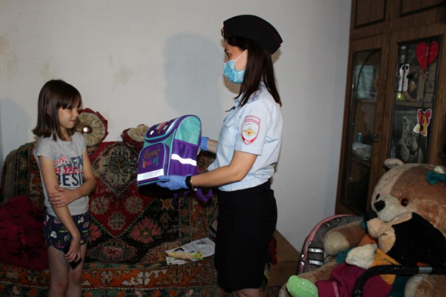 Юные курганцы получили в подарок от полицейских тетради и рюкзаки 