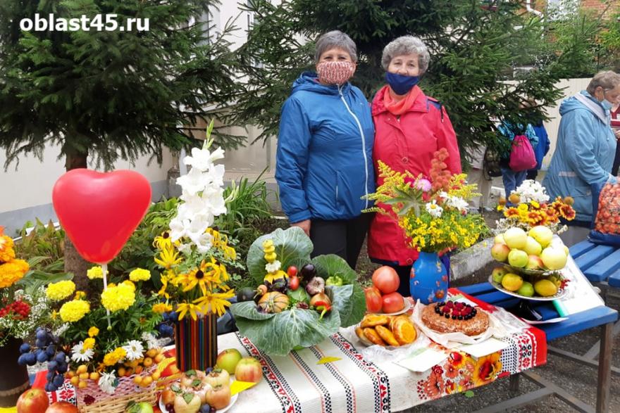 Курганские ветераны устроили выставку из цветов и овощей 