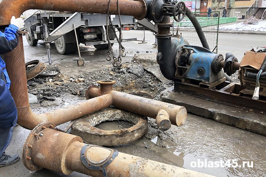 В Кургане строители шоссе повредили водопровод. Будет отключение воды