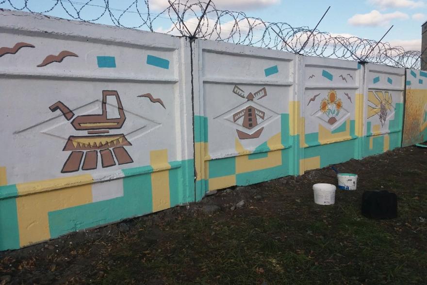 В Шадринске на заборе элеватора нарисовали портрет Мальцева и комбайн