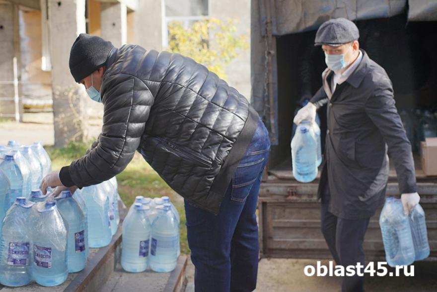 Курганский предприниматель привёз воду в инфекционный госпиталь 