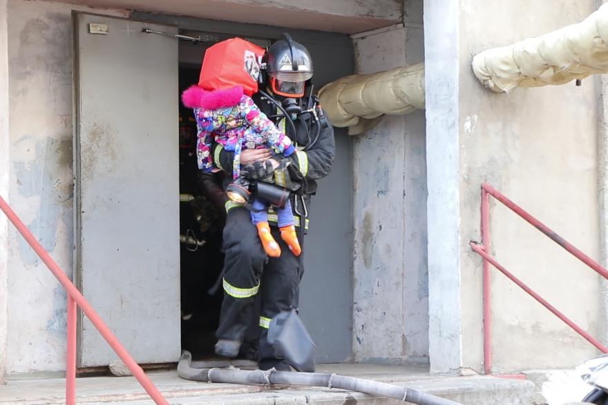 Пожарные спасли из курганской многоэтажки 9 человек