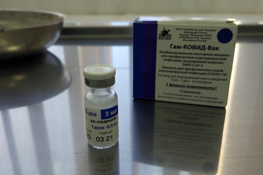 В Зауралье вакцину от коронавируса получат 700 медиков и 300 учителей