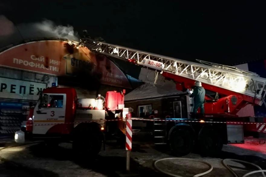 В Кургане крупный пожар на улице Омской