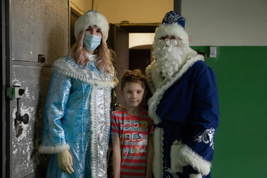 Дед Мороз и Снегурочка пришли в гости к детям курганских медиков 