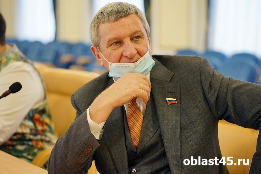 Сенатор Сергей Муратов желает зауральцам в новом году снять маски