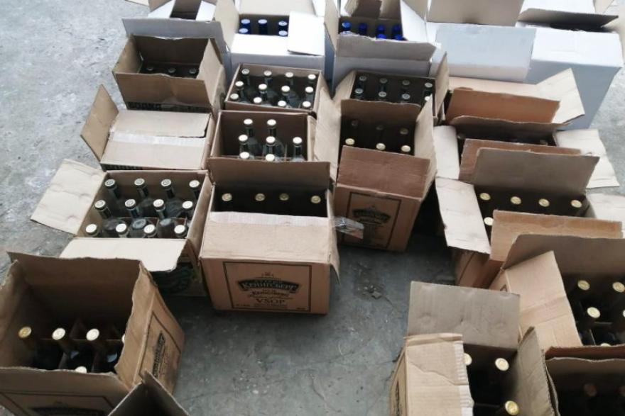 У зауральского бутлегера изъяли более 1000 бутылок фальсификата