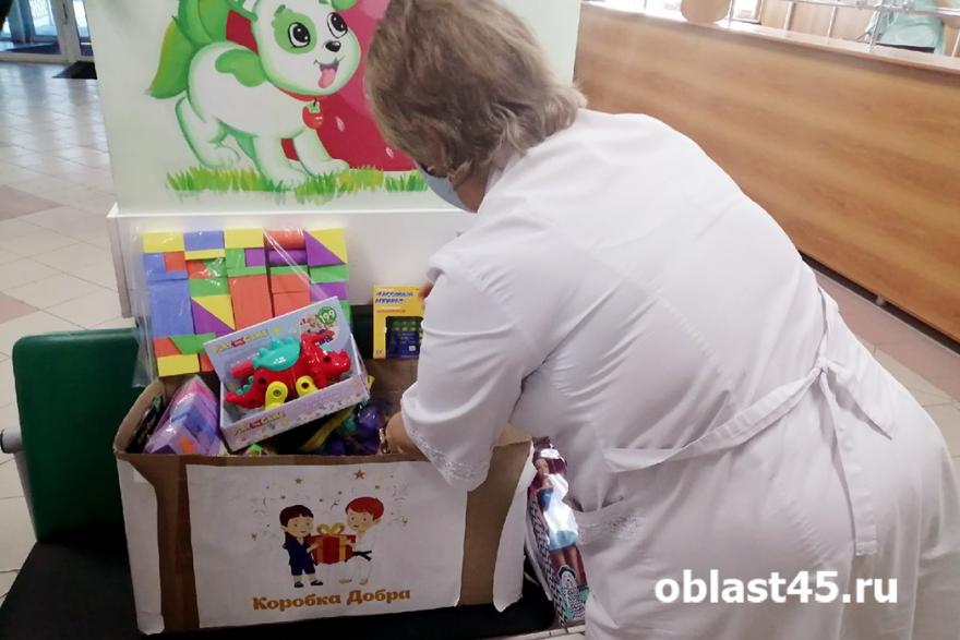 Курганские самбисты привезли в детскую больницу игрушки