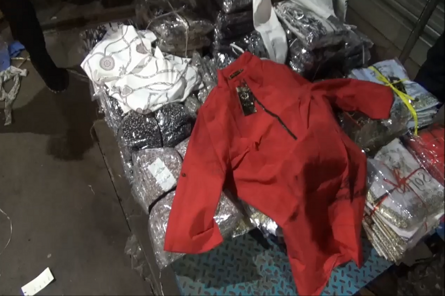 Полтонны блузок и курток не прошли проверку на границе Курганской области и Казахстана
