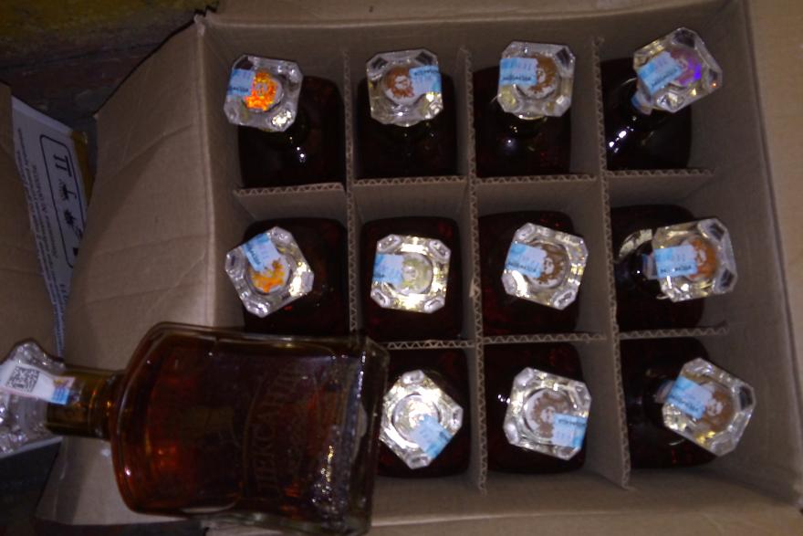 На границе Зауралья и Казахстана у мужчины изъяли 48 бутылок коньяка 