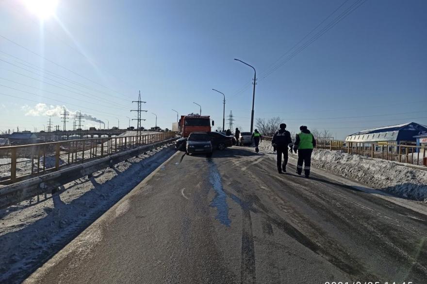 В Кургане в аварии на мосту грузовик повредил 5 автомобилей