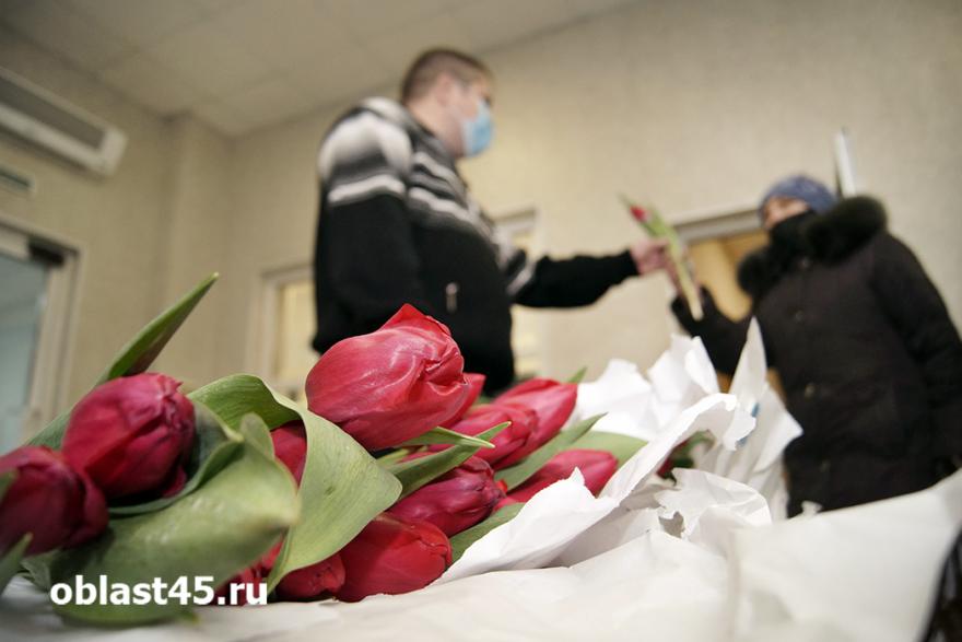 Сотрудницам курганского завода к весеннему празднику подарили 500 тюльпанов 