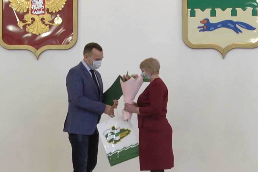Губернатор Шумков подарил цветы зауральским медикам