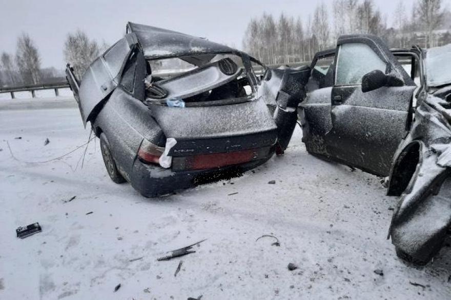 В Зауралье на трассе после аварии разорвало автомобиль